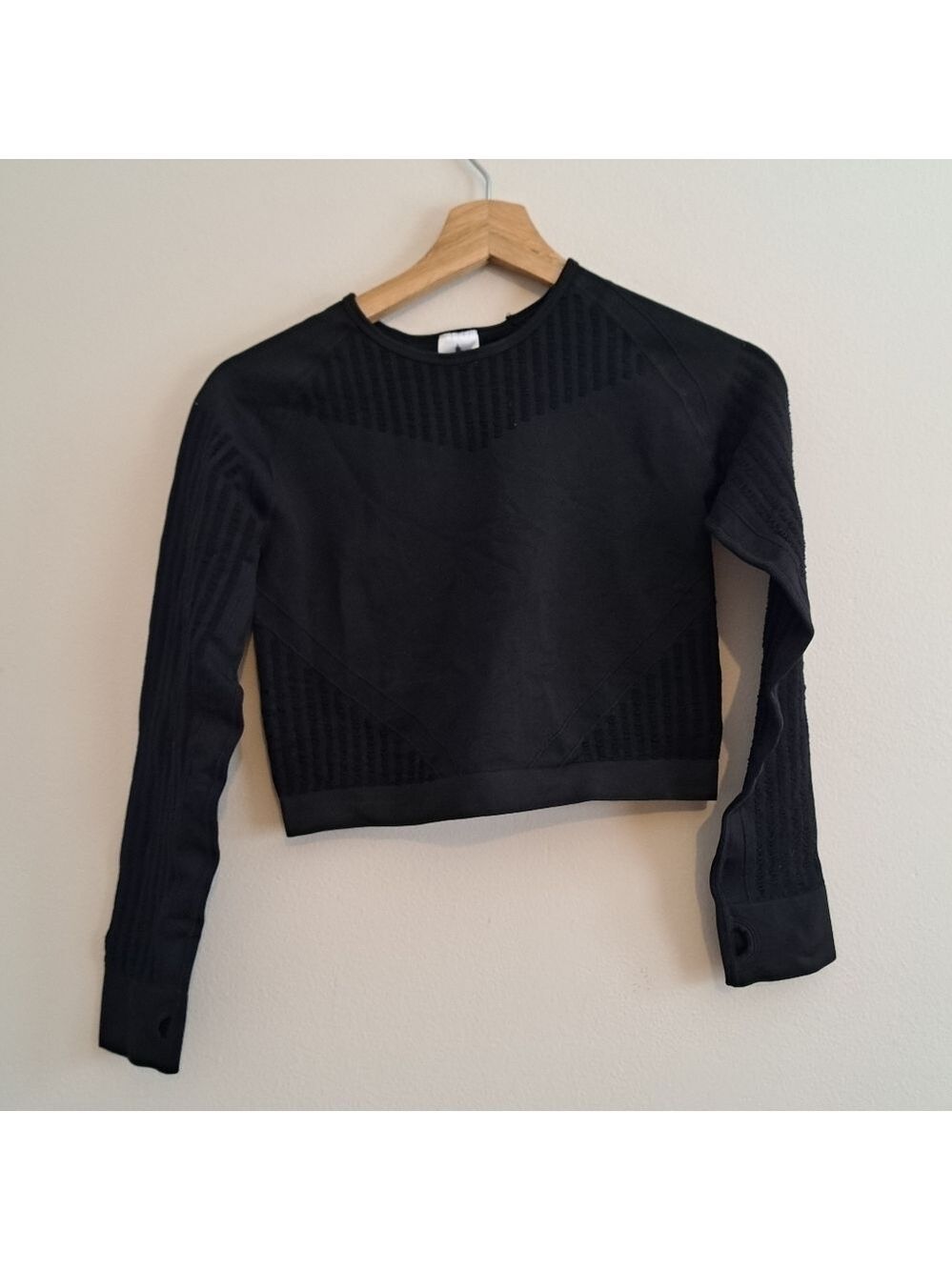 BLACK Cropped Stretchy Workout Top Size M - Picture 5 of 5